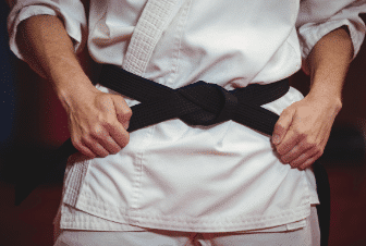 Como amarrar a faixa no Karate